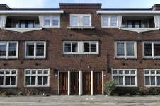 909258 Gezicht op de voorgevels van de huizen Jan van Scorelstraat 113 (links) -107 te Utrecht.